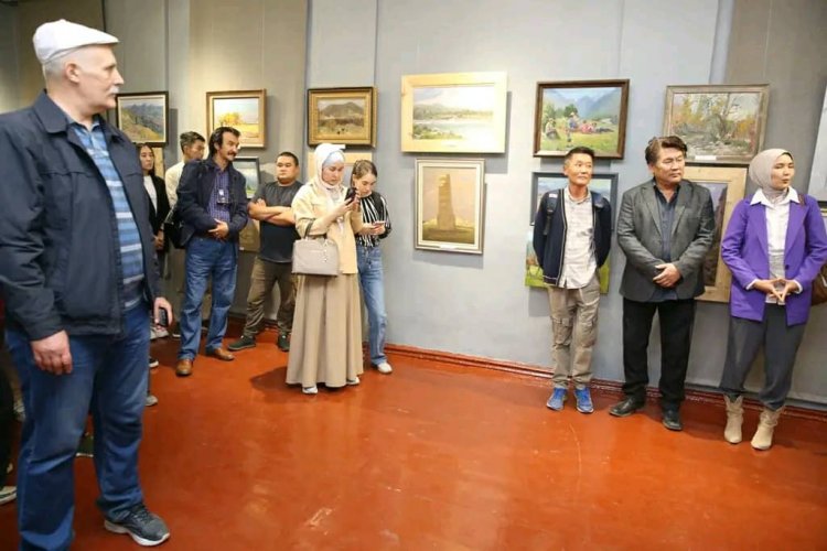 Students and teachers of Eurasian International University are inspired by the exhibition of art