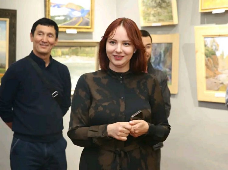 Студенты и преподаватели Евразийского международного университета вдохновляются на выставке искусства